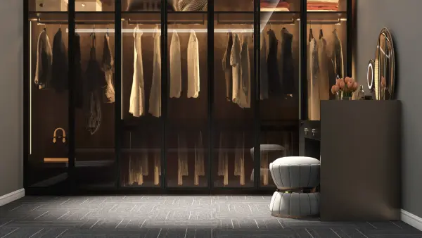 Guarda-corpo de vidro instalado em uma escada interna de design moderno, garantindo segurança e leveza visual.